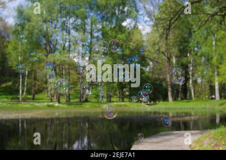 Die Regenbogen-Bläschen aus der Blase-Gebläse Stockfoto