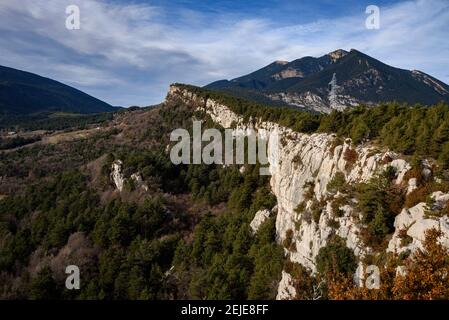 Klippen von Vallcebre auf der Südseite (Berguedà, Katalonien, Spanien, Pyrenäen) ESP: Acantilados de Vallcebre por la cara sur (Berguedà, Cataluña) Stockfoto