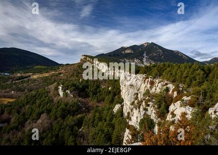 Klippen von Vallcebre auf der Südseite (Berguedà, Katalonien, Spanien, Pyrenäen) ESP: Acantilados de Vallcebre por la cara sur (Berguedà, Cataluña) Stockfoto