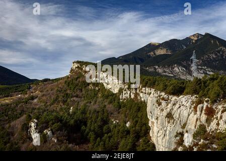 Klippen von Vallcebre auf der Südseite (Berguedà, Katalonien, Spanien, Pyrenäen) ESP: Acantilados de Vallcebre por la cara sur (Berguedà, Cataluña) Stockfoto