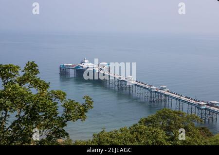 Llandudno Pier im Sommer. Nordwales Touristenziel. Alter viktorianischer Pier Stockfoto