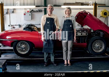 Automechaniker Paar steht in einer Garage. Stockfoto