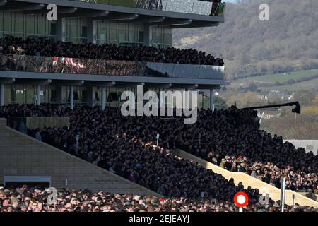Datei Foto datiert 13-03-2020 von Menschenmengen in der Tribüne auf Cheltenham Rennbahn. Ausgabedatum: Montag, 22. Februar 2021. Stockfoto