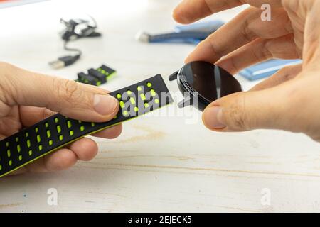 Neues intelligentes Fitness-Armband mit leerem schwarzen Bildschirm Stockfoto