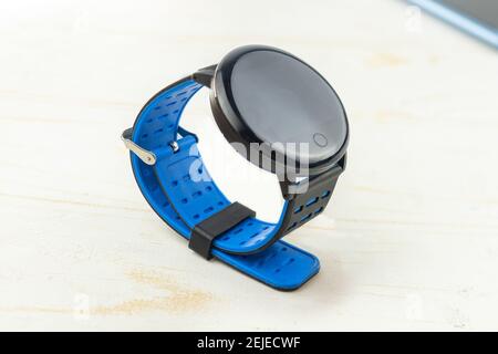 Neues intelligentes Fitness-Armband mit leerem schwarzen Bildschirm Stockfoto