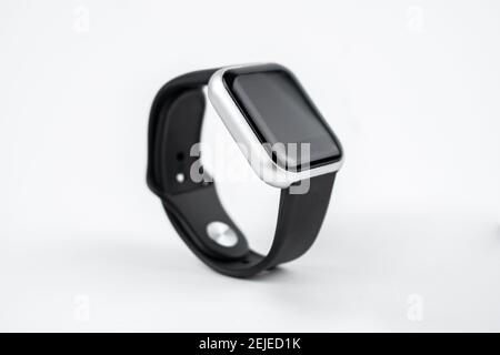 Neues intelligentes Fitness-Armband mit leerem schwarzen Bildschirm Stockfoto