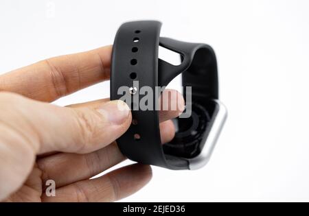 Neues intelligentes Fitness-Armband mit leerem schwarzen Bildschirm Stockfoto