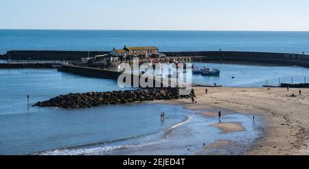 Lyme Regis, Dorset, Großbritannien. Februar 2021, 22nd. UK Wetter: Herrliche Frühlingssonne und klaren blauen Himmel am Badeort Lyme Regis. Kredit: Celia McMahon/Alamy Live Nachrichten Stockfoto