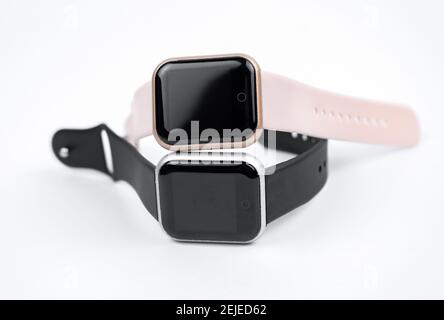 Neues intelligentes Fitness-Armband mit leerem schwarzen Bildschirm Stockfoto