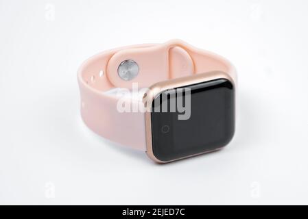 Neues intelligentes Fitness-Armband mit leerem schwarzen Bildschirm Stockfoto