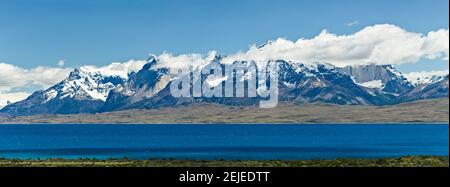 Blick auf See mit schneebedeckten Bergen, Cordillera del Paine, Sarmiento See, Torres del Paine Nationalpark, Patagonien, Chile Stockfoto