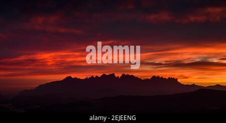 Rötliche Sonnenuntergänge über Montserrat, von der Nordwand aus gesehen (Provinz Barcelona, Katalonien, Spanien) ESP: Atardecer rojizo sobre Montserrat Stockfoto