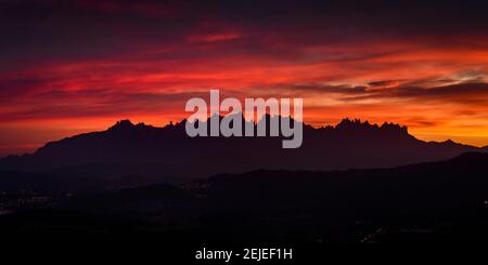 Rötliche Sonnenuntergänge über Montserrat, von der Nordwand aus gesehen (Provinz Barcelona, Katalonien, Spanien) ESP: Atardecer rojizo sobre Montserrat Stockfoto