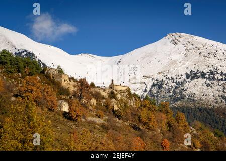 Santa Maria del Castell de Saldes Hermitage und die Serra del Cadí im Hintergrund verschneit (Berguedà, Katalonien, Spanien, Pyrenäen) Stockfoto