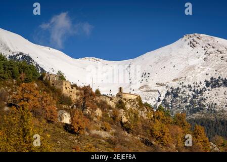 Santa Maria del Castell de Saldes Hermitage und die Serra del Cadí im Hintergrund verschneit (Berguedà, Katalonien, Spanien, Pyrenäen) Stockfoto