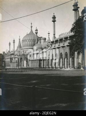 Antike Fotografie von c1900, Brighton Dome in Brighton, England. Der Brighton Dome ist eine Kunsthalle mit der Konzerthalle, der Corn Exchange und dem Studio Theatre (ehemals Pavilion Theatre). QUELLE: ORIGINALFOTO Stockfoto