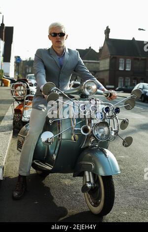 GROSSBRITANNIEN / England / junge Mod auf vespa Roller possing In london Stockfoto