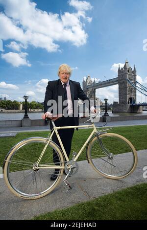 Großbritannien / London / Boris Johnson Bürgermeister von London steht mit dem Fahrrad vor der Tower Bridge . Stockfoto