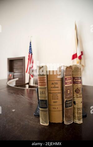 1930s Ära Alabama Rechtsbücher im Gerichtssaal des Old Monroe County Courthouse, Monroeville, Monroe County, Alabama, USA Stockfoto