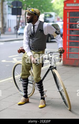 In voller Länge Porträt von schönen afrikanischen Mann trägt plus Vieren Neben dem Fahrrad in London stehen Stockfoto