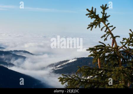 Inverse Wolken bei Horni Misecky, Riesengebirge, Tschechische Republik, 21. Februar 2021. (CTK Photo/Marek Spilka) Stockfoto