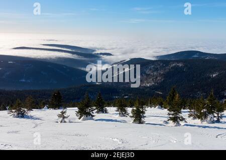 Inverse Wolken bei Horni Misecky, Riesengebirge, Tschechische Republik, 21. Februar 2021. (CTK Photo/Marek Spilka) Stockfoto