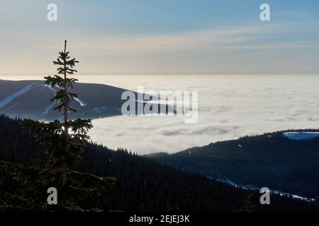 Inverse Wolken bei Horni Misecky, Riesengebirge, Tschechische Republik, 21. Februar 2021. (CTK Photo/Marek Spilka) Stockfoto