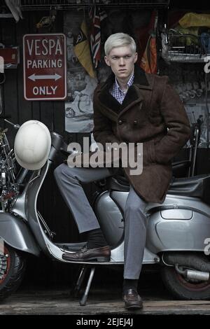 GROSSBRITANNIEN / England / junger Mod sitzt auf seinem lambretta Roller in der Garage. Stockfoto