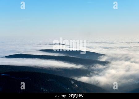 Inverse Wolken bei Horni Misecky, Riesengebirge, Tschechische Republik, 21. Februar 2021. (CTK Photo/Marek Spilka) Stockfoto