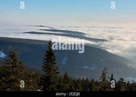 Inverse Wolken bei Horni Misecky, Riesengebirge, Tschechische Republik, 21. Februar 2021. (CTK Photo/Marek Spilka) Stockfoto