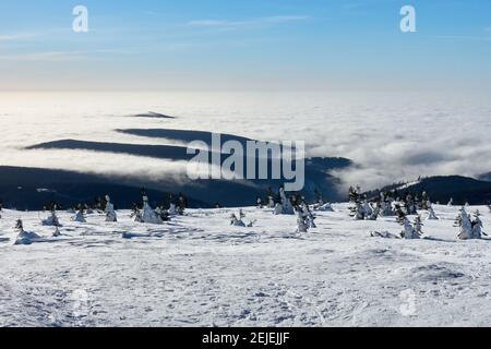 Inverse Wolken bei Horni Misecky, Riesengebirge, Tschechische Republik, 21. Februar 2021. (CTK Photo/Marek Spilka) Stockfoto