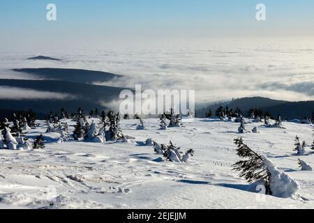 Inverse Wolken bei Horni Misecky, Riesengebirge, Tschechische Republik, 21. Februar 2021. (CTK Photo/Marek Spilka) Stockfoto