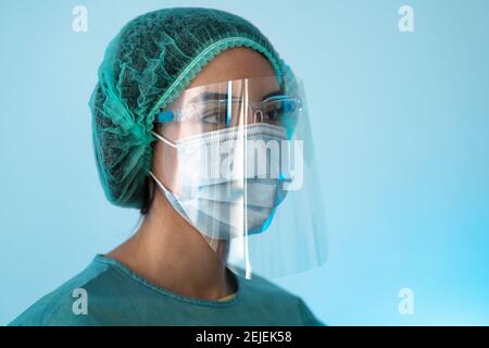 Junge Ärztin trägt persönliche Schutzausrüstung während Corona-Virus Pandemie - Konzept der Gesundheitsarbeiter Stockfoto
