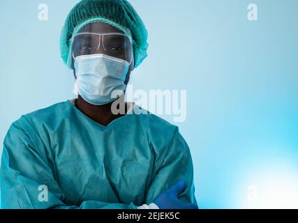 Afro Arzt trägt persönliche Schutzausrüstung Kampf gegen Corona-Virus Pandemie - Gesundheitswesen und medizinische Arbeitnehmer Konzept Stockfoto