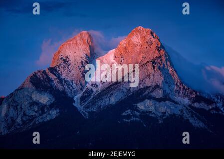 Wintersonnenaufgang in Maçaners (Berguedà, Katalonien, Spanien, Pyrenäen) ESP: Amanecer invernal en el pueblo de Maçaners (Berguedà, Cataluña, España) Stockfoto