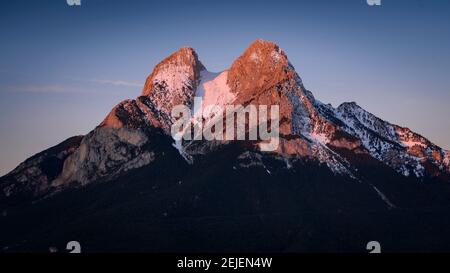 Wintersonnengang in Pedraforca, von Maçaners aus gesehen (Berguedà, Katalonien, Spanien, Pyrenäen) ESP: Amanecer invernal en el Pedraforca desde Maçaners Stockfoto