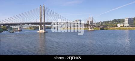 Brücke über einen Fluss, Tilikum Crossing, Willamette River, Portland, Multnomah County, Oregon, USA Stockfoto