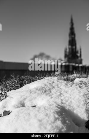 Schnee in Edinburgh mit dem Scott Monument im Hintergrund. Aufnahme in Schwarz und Weiß für einen dramatischen kontrastreichen Effekt. Stockfoto