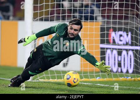 Benevento, Italien. Februar 2021, 21st. Daniel Fuzato von AS Romain Aktion während der Serie EIN Spiel zwischen Benevento Calcio und AS Roma im Stadio Ciro Vigorito am 21. Februar 2021 in Benevento, Italien. (Foto von Roberto Ramaccia/INA Photo Agency) Quelle: SIPA USA/Alamy Live News Stockfoto