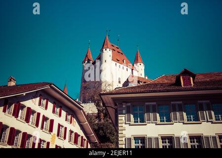 Blick auf die Burg von Thun, mit klarem Himmel im Hintergrund Stockfoto