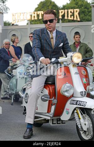 Mods mit ihren Scootern bei Goodwood Revival Stockfoto