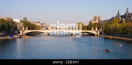 Paris, Frankreich 27 2015. September: Crew-Teams rudern Boote auf der seine an einem Herbstmorgen in Paris, Frankreich mit wunderschönen historischen Brücken Stockfoto