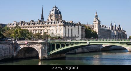 Panoramablick auf die Conciergerie (Französisches Revolutionsgefängnis), das Handelsgericht (Handelsgericht) und die Brücke Notre Dame über die seine Stockfoto