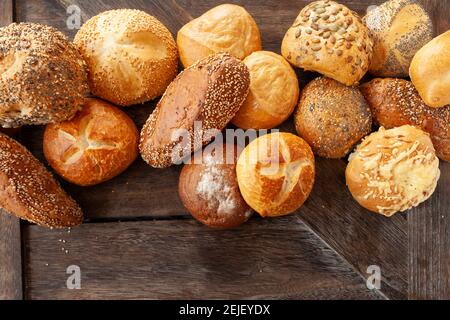 Leckere Auswahl an deutschen Broten und Brötchen Stockfoto