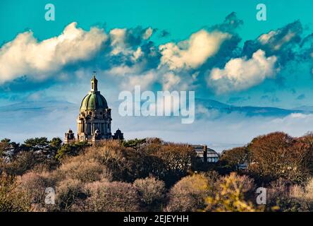 Lancaster, Lancashire, Großbritannien. Februar 2021, 22nd. Ein trüber Start in den Tag führte zu einem schönen, frühlingshaften Nachmittag am Ashton Memorial, einem Wahnsinn in Williamson Park, Lancaster, Lancashire. Es wurde vom Industriellen Lord Ashton in Erinnerung an seine zweite Frau Jessy gebaut. Aus diesem Grund ist es als das Taj Mahal des Nordens und auch Englands größte Torheit bekannt. Kredit: John Eveson/Alamy Live Nachrichten Stockfoto