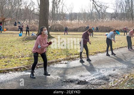 An einem kalten Wintermorgen besuchen asiatisch-amerikanische Frauen, hauptsächlich Chinesen, einen Tanzkurs in einem Park in Flushing, Queens, New York City. Stockfoto