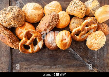 Leckere Auswahl an deutschen Broten und Brötchen Stockfoto