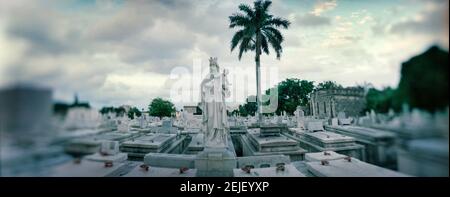 Statuen von Jungfrau und Kind auf dem Colon Friedhof in Vedado, Havanna, Kuba Stockfoto