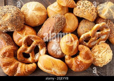 Leckere Auswahl an deutschen Broten und Brötchen Stockfoto