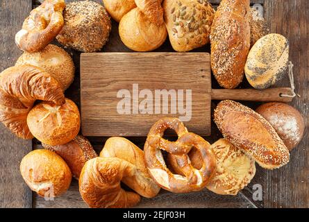 Leckere Auswahl an deutschen Broten und Brötchen Stockfoto